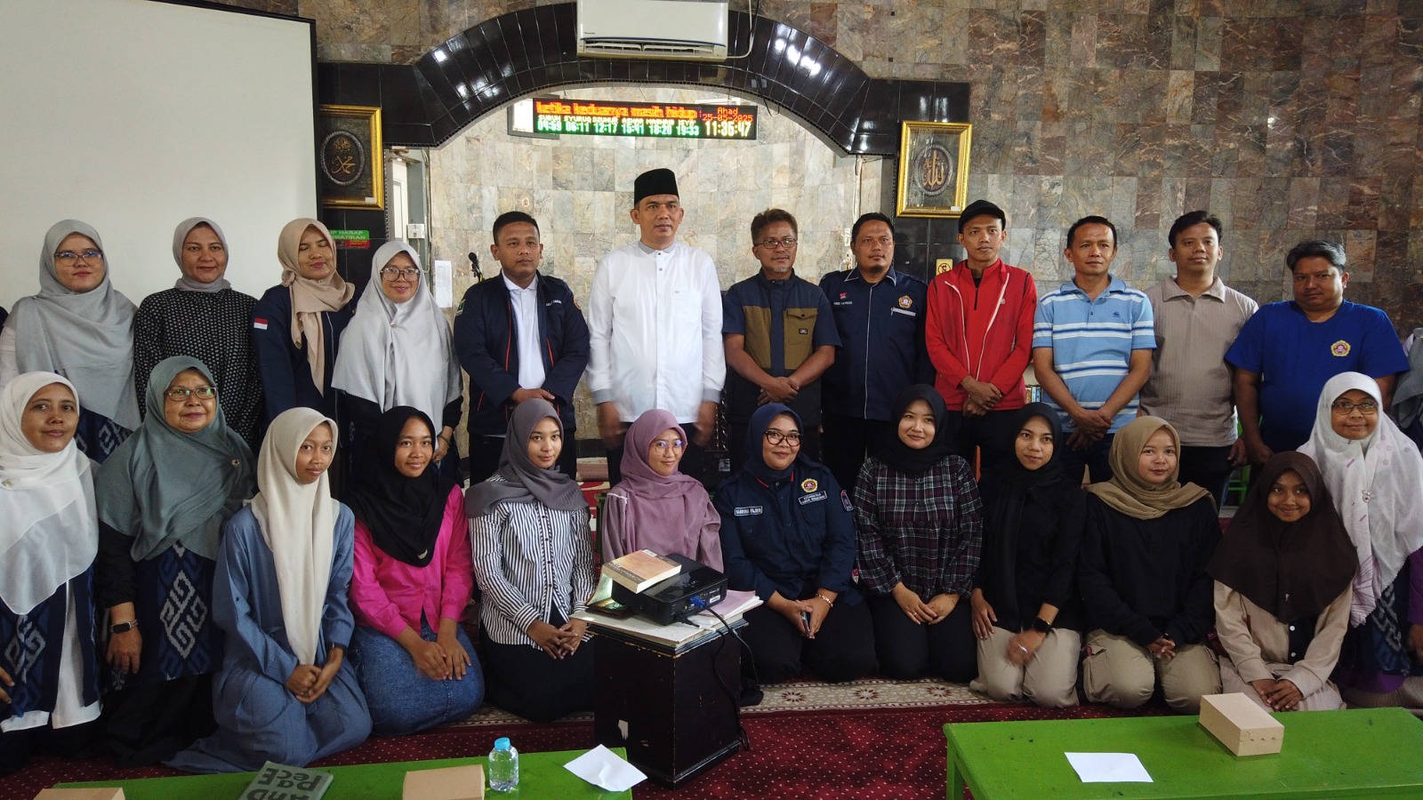 Latih Public Speaking dan Content Writing Dua  Karang Taruna Lubeg, Tim PKM Bahasa Inggris PNP dukung Program Camat Lubeg.